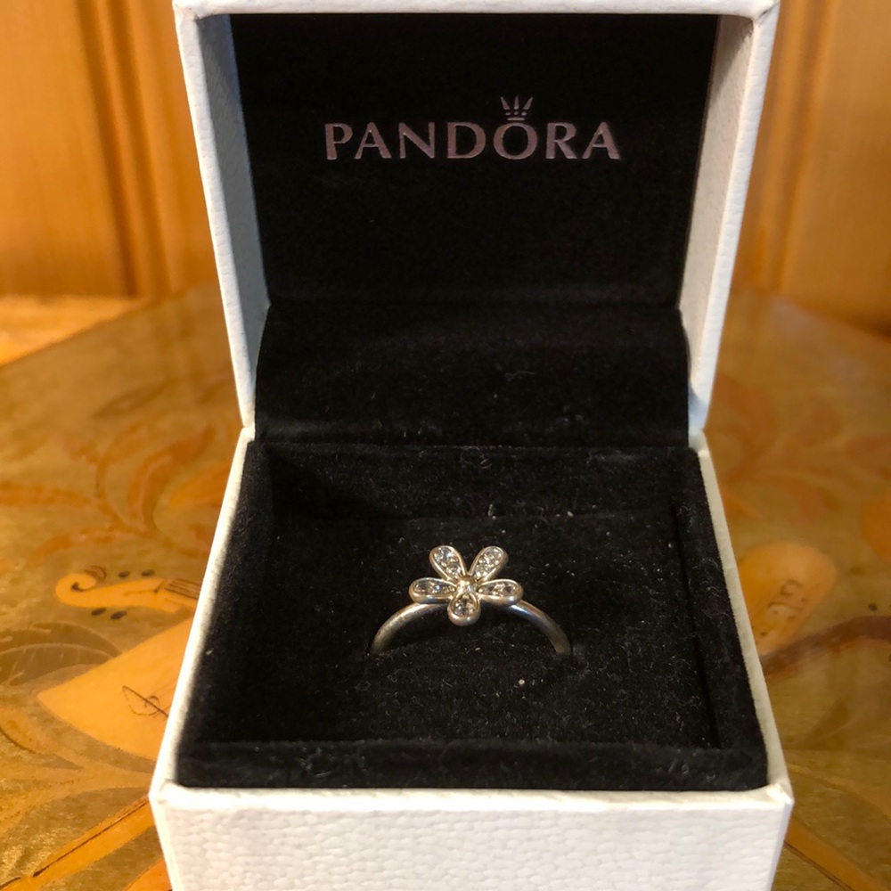 Sparkling Daisy Flower Ring